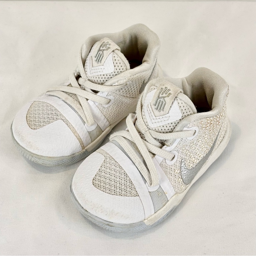 NIKE Kyrie 3 Child sz 5C Basketball Shoes Ivory/Pale Grey-Light Bone 869984-103